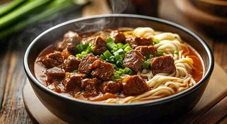 红烧牛肉面粉美食面食摄影图