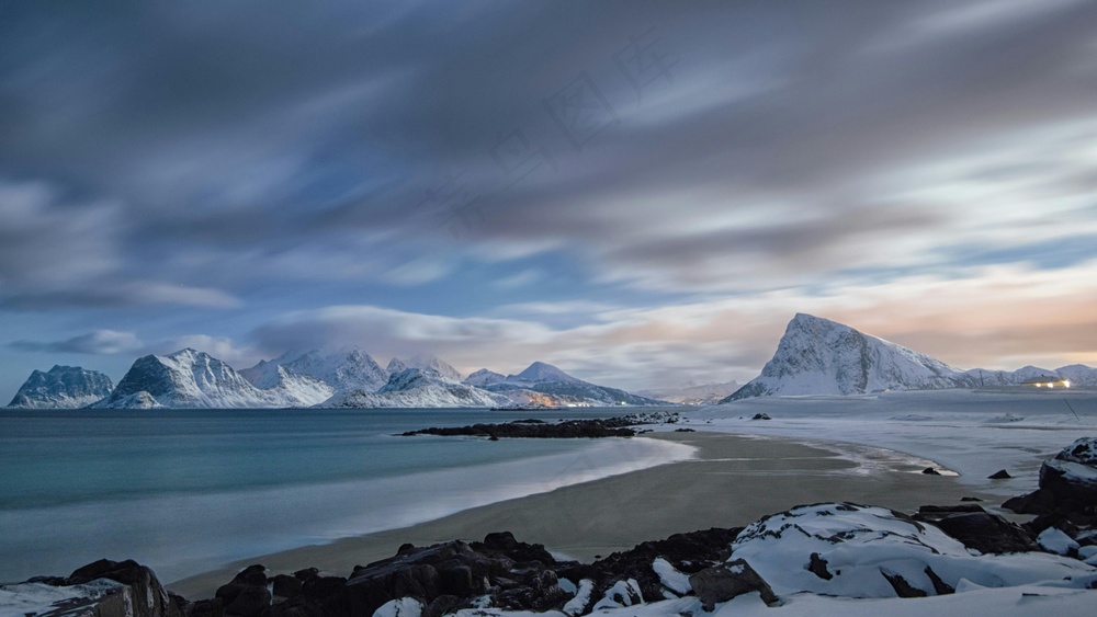 雪滩远山脉寒静图：清寒蓝绿自然留影