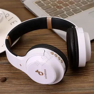 纯白色日常头戴式耳机样机