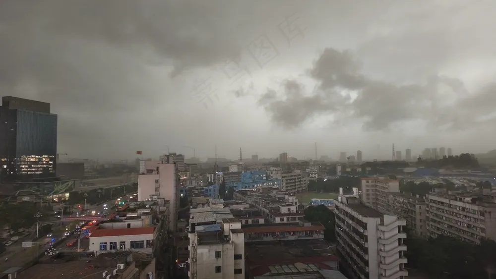 下雨前的城中村