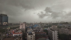 下雨前的城中村