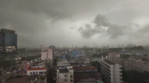 下雨前的城中村