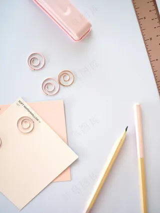 白色纸上的办公用品 笔 特写