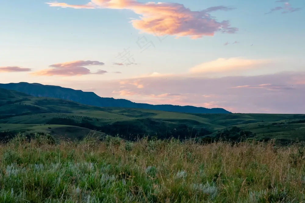 云雾缭绕的山谷牧场