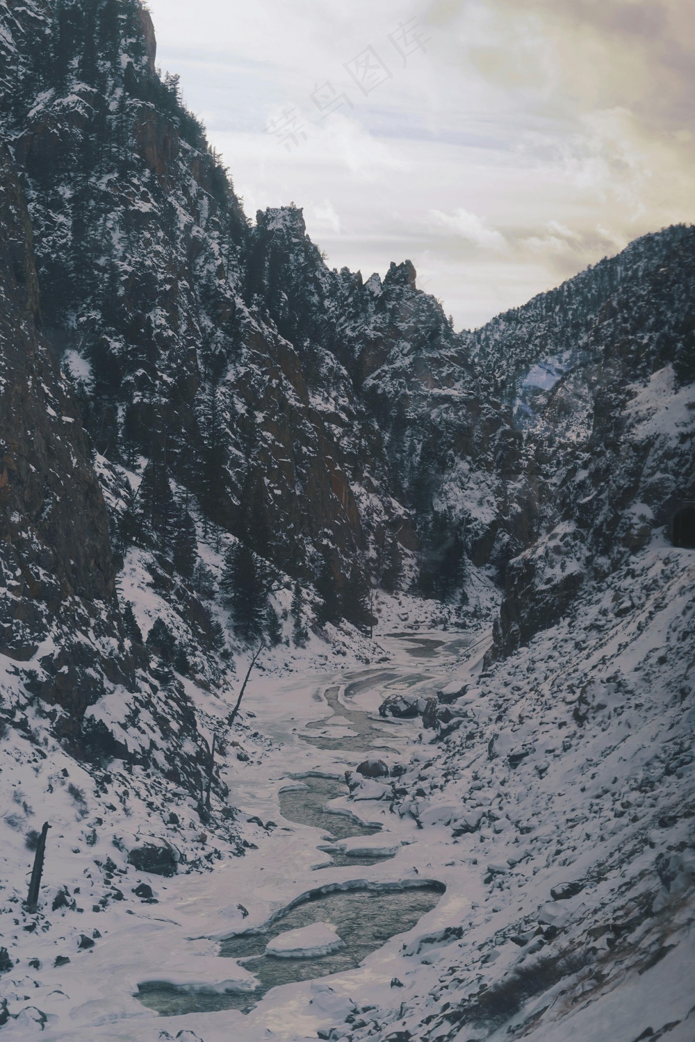 雪覆山谷的宁静