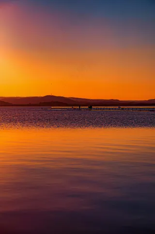 湖畔日落宁静赏