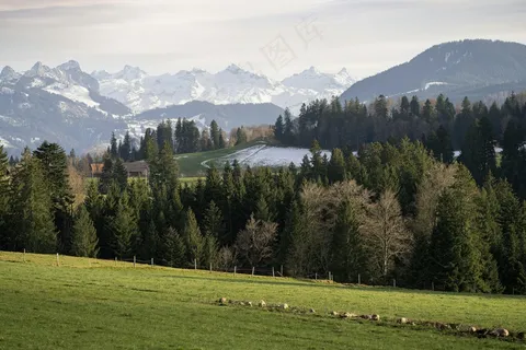 静谧山峦：自然和谐之春景