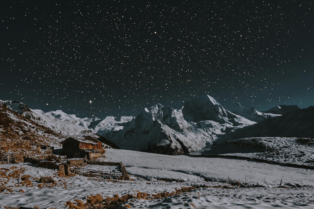 暮色中的冰雪峡谷