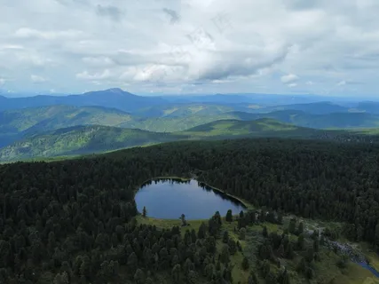 山间湖泊的宁静风光 山间湖泊的宁静风光