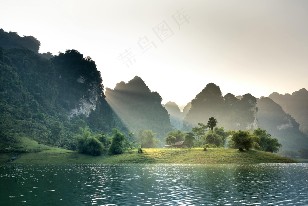 晨光中的山水秘境