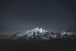 星空下的雪山之夜