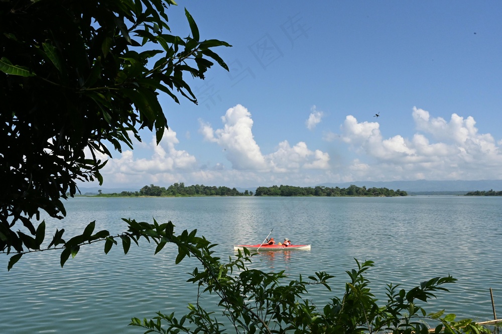 湖光红舟，自然宁静之旅