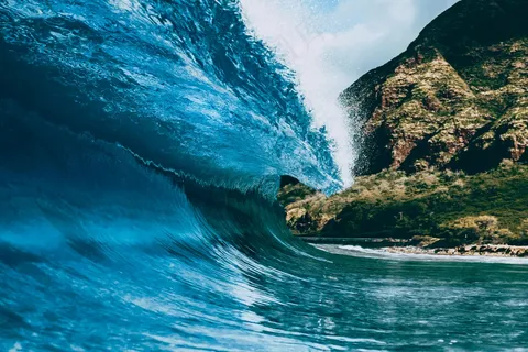 蔚蓝海浪拍打山崖之景