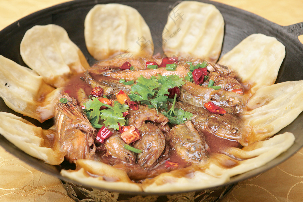 地锅杂鱼美食图片
