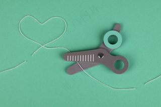 青色背景下的剪刀爱心线条