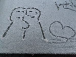 雪人相拥，在雪上作画