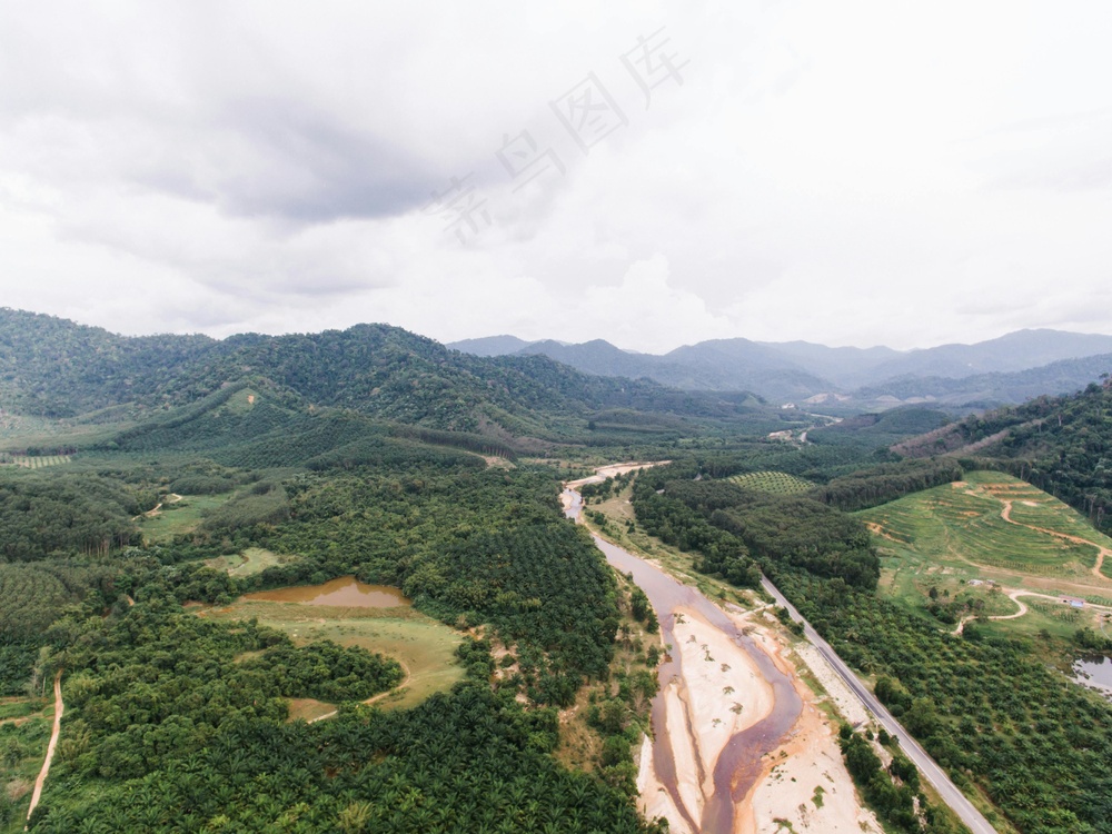 绿意盎然山川航拍图