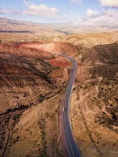 蜿蜒公路上的孤独旅程 蜿蜒公路上的孤独旅程
