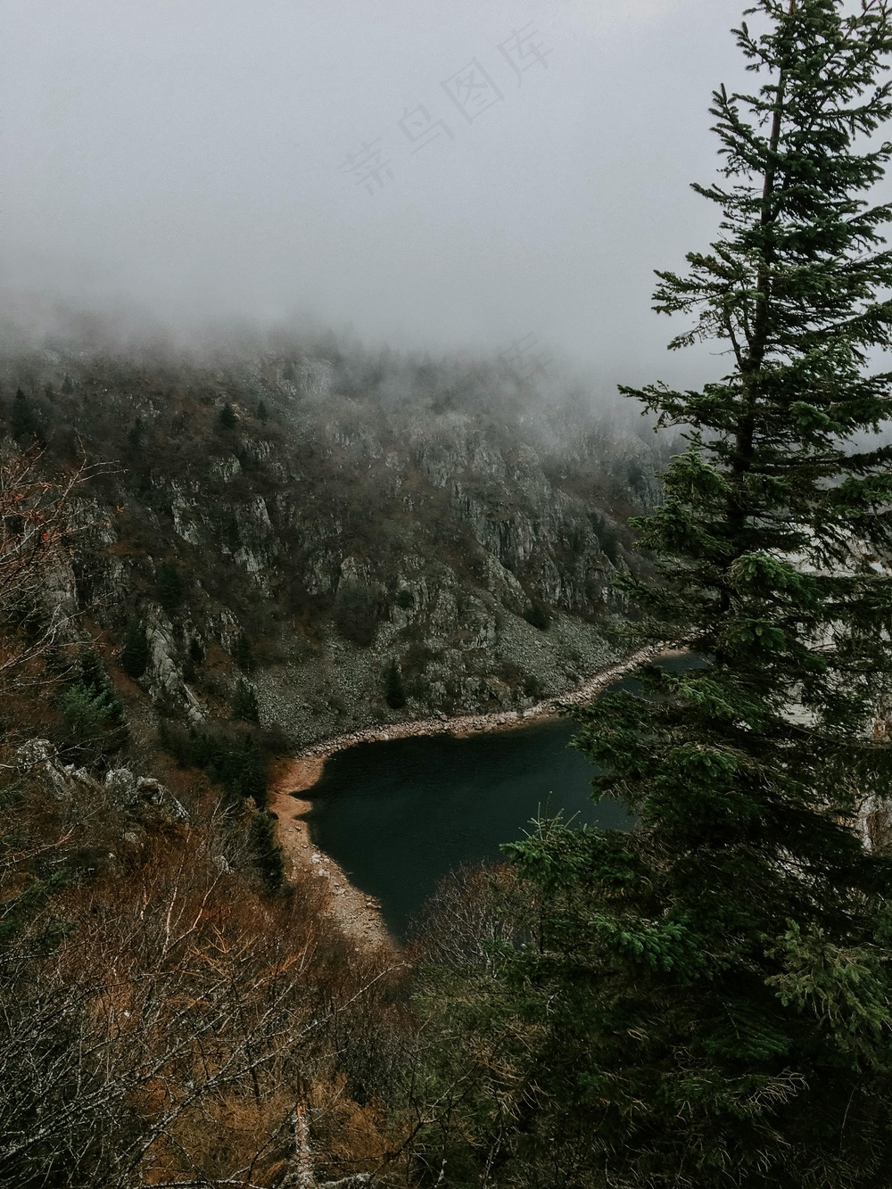 雾里看山湖