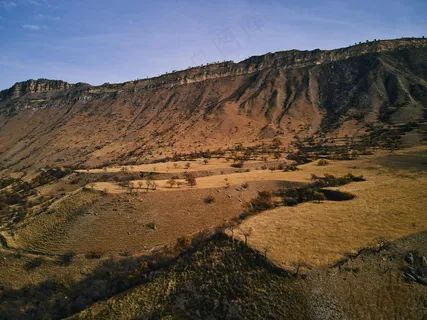 黄昏下的宁静山谷