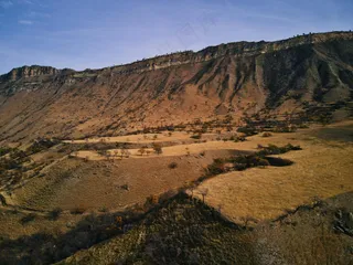 黄昏下的宁静山谷