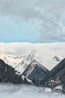 雪覆群山的宁静之美。 雪覆群山的宁静之美。