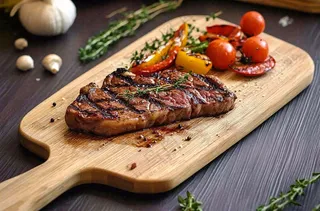 美味的煎牛排牛肉番茄土豆西餐美食摄影图