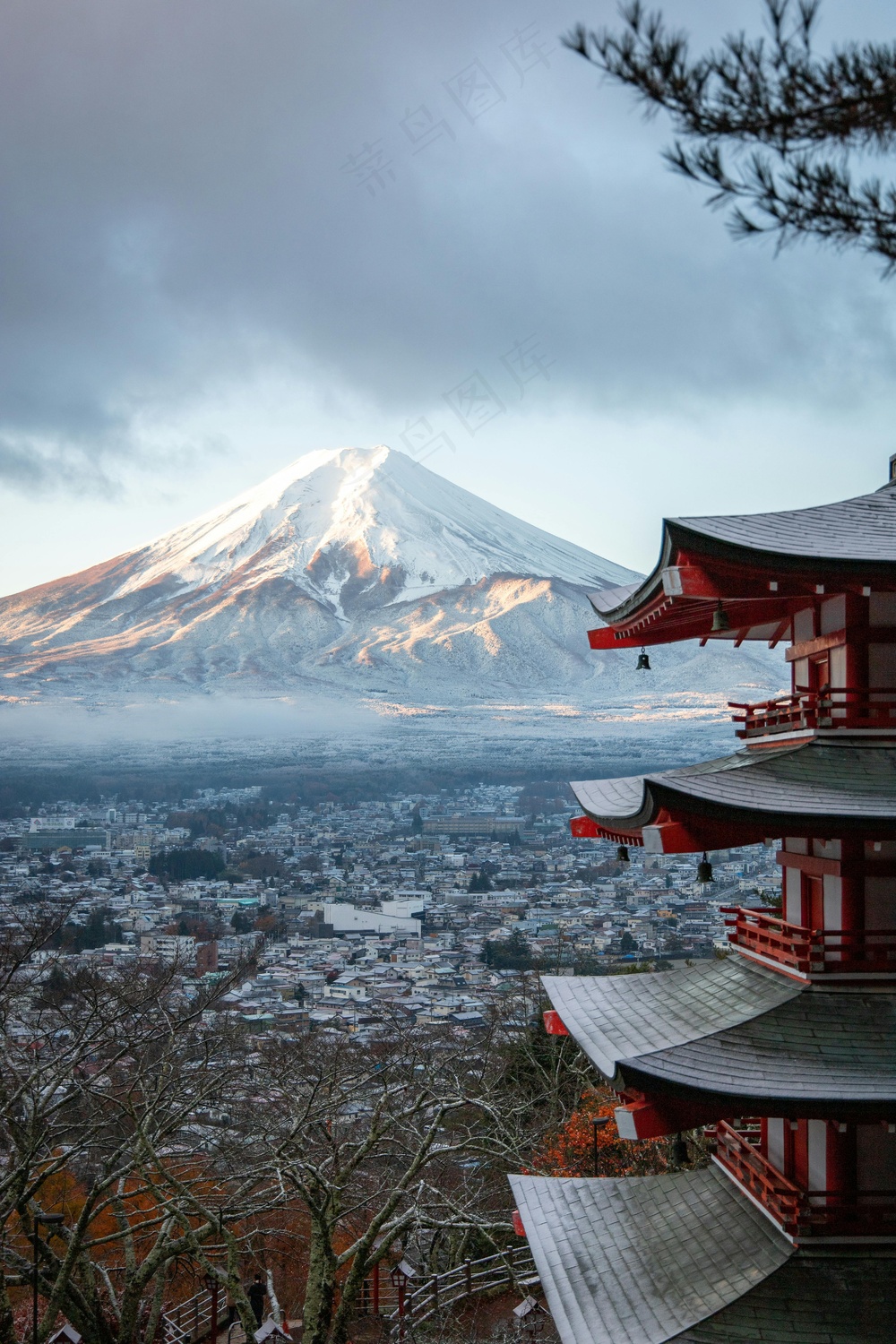 富士山下的宁静红亭