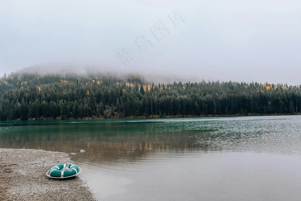 静谧湖畔秋色图·自然宁静风·蓝绿黄灰交织·旅游壁纸照