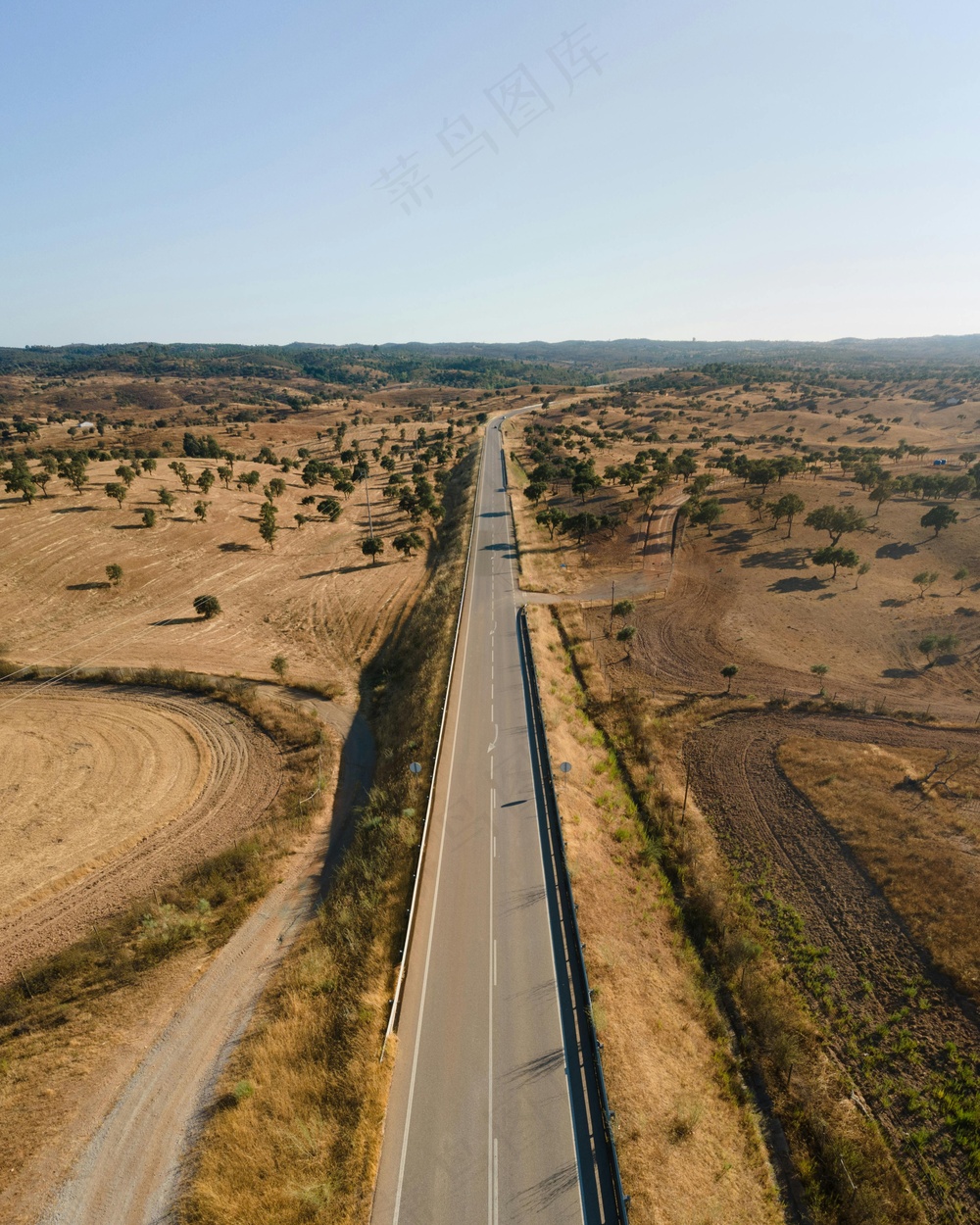 荒漠公路：航拍下的孤独与宁静