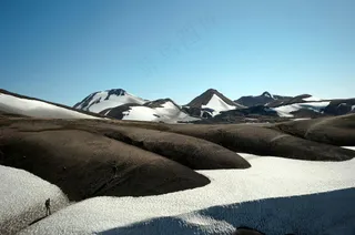 雪域行者静谧画卷：蓝白相映的自然美