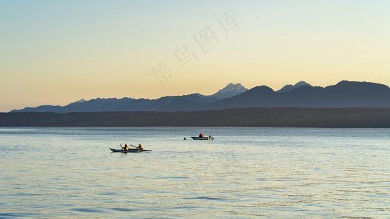 日落静水皮划艇·自然渐变色风景照