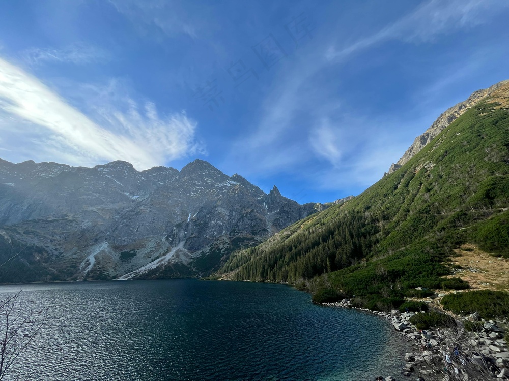 静谧山峦，深蓝湖泊