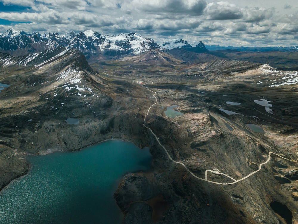 蜿蜒之路穿越山峦与湖泊