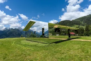 翠绿的山谷，蓝天之下