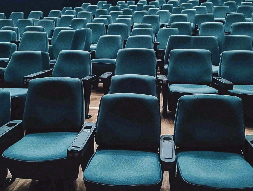 豪华电影院观影厅场景摄影图