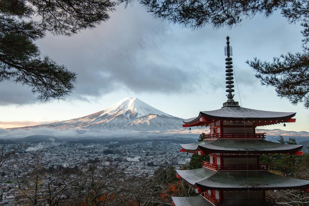 富士山脚下的宁静古塔