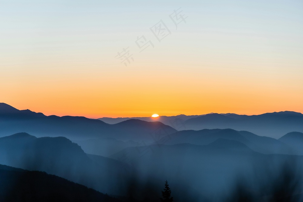 橙黄日落 层峦叠翠