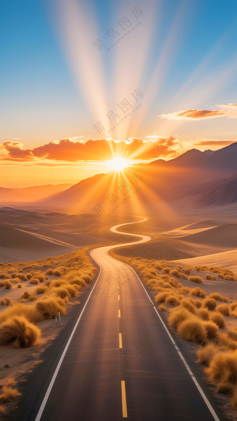 夕阳下的沙漠公路