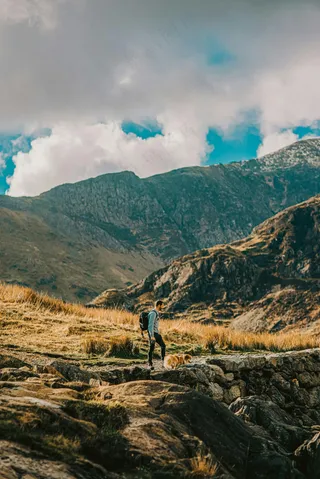 徒步赏雪山脉——自然风雅灰白画卷