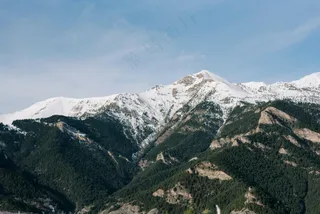 雪覆盖的山脉之巅