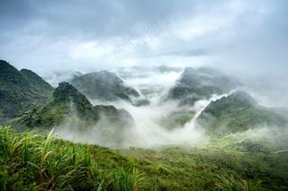 云雾缭绕的山谷风光