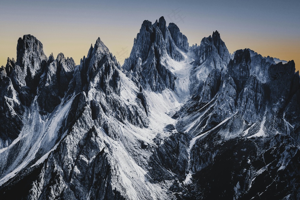 巍峨群峰，冰雪覆盖