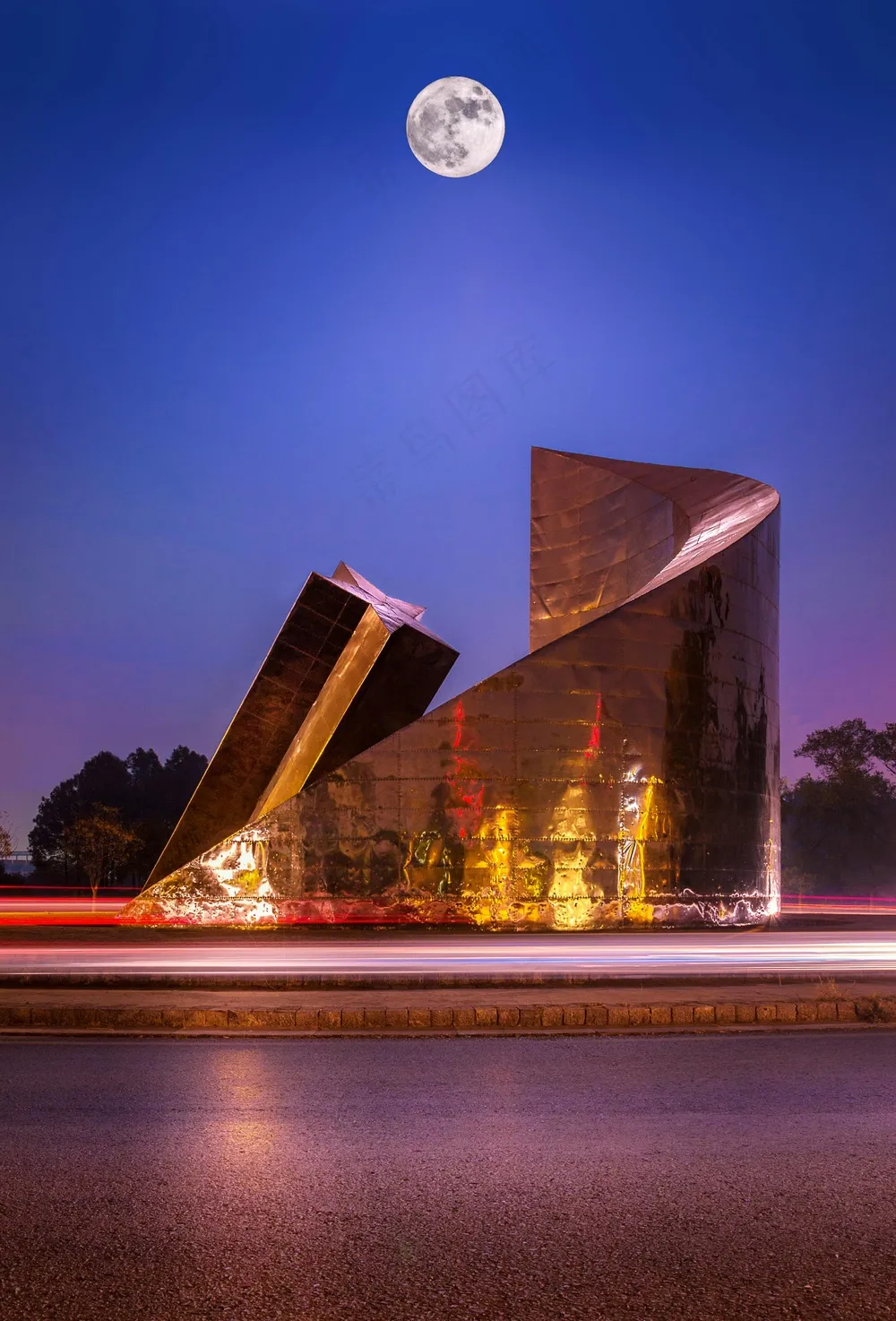 免费 满月下的棕色建筑 素材图片