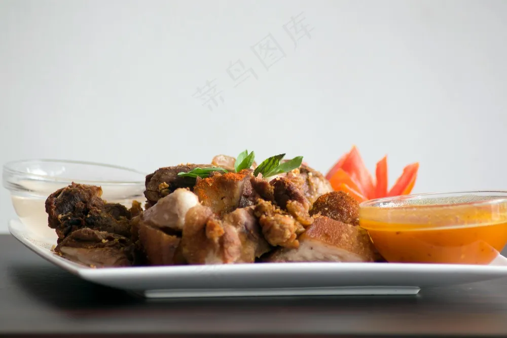 炸鸡配白色陶瓷板上