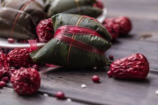 唯美肉粽子照片图片包粽子粽子摄影裹粽籺粽子摄影端午节