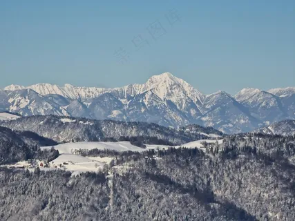 雪域山峦：冬日静谧的自然风光