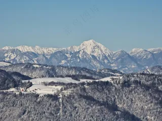 雪域山峦：冬日静谧的自然风光