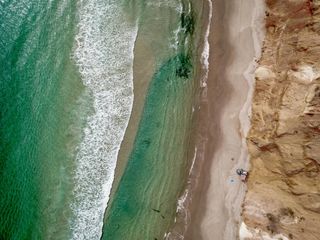 湛蓝海水拍打着金色沙滩