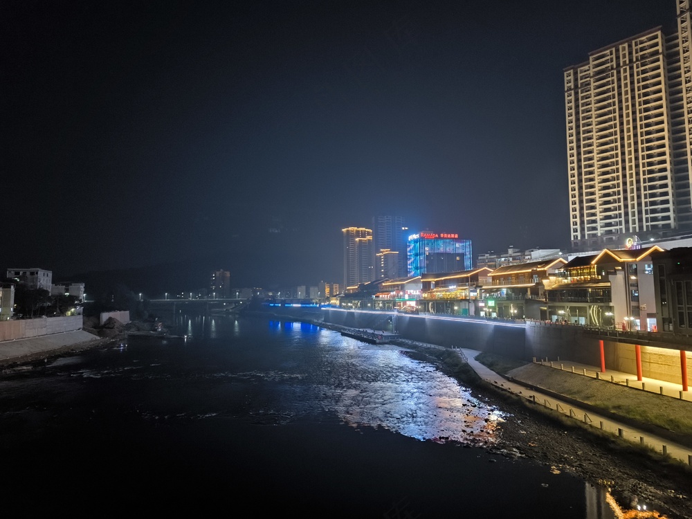 河边漫步风景